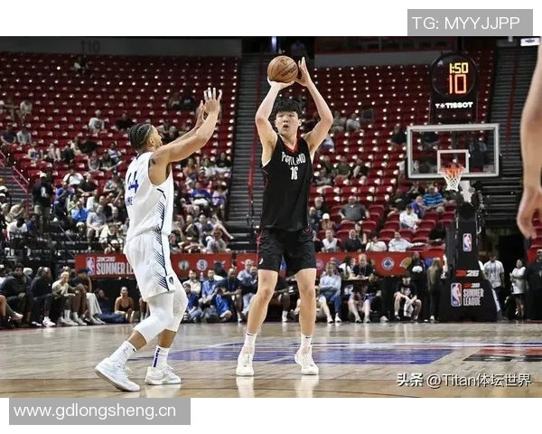 新秀表现抢眼5中5砍下14分2板1助1帽瀚森短暂出场仅6分钟