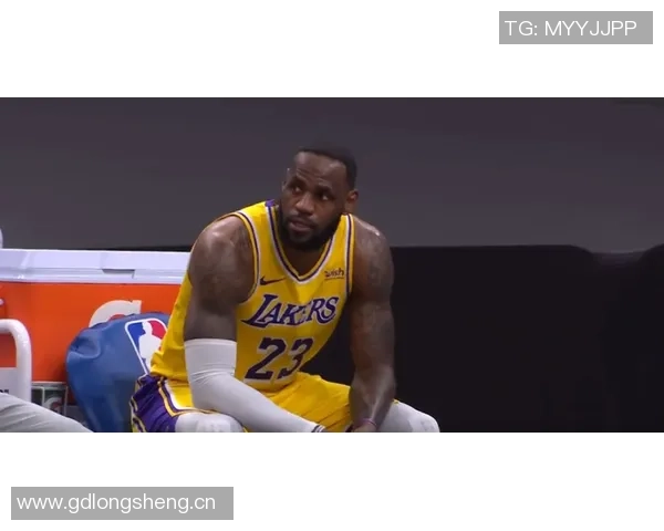 湖人训练场景曝光斯玛特紧逼八村里夫斯全力防守展现团队默契